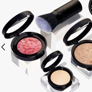 Laura Geller Natural Finish Full Face kit in Medium sealed packaging
